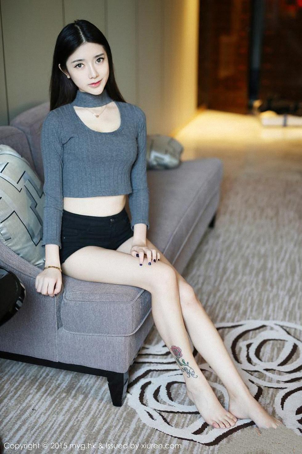于小小姐Momo黑色牛仔短裤白嫩美腿清爽迷人写真45P 5