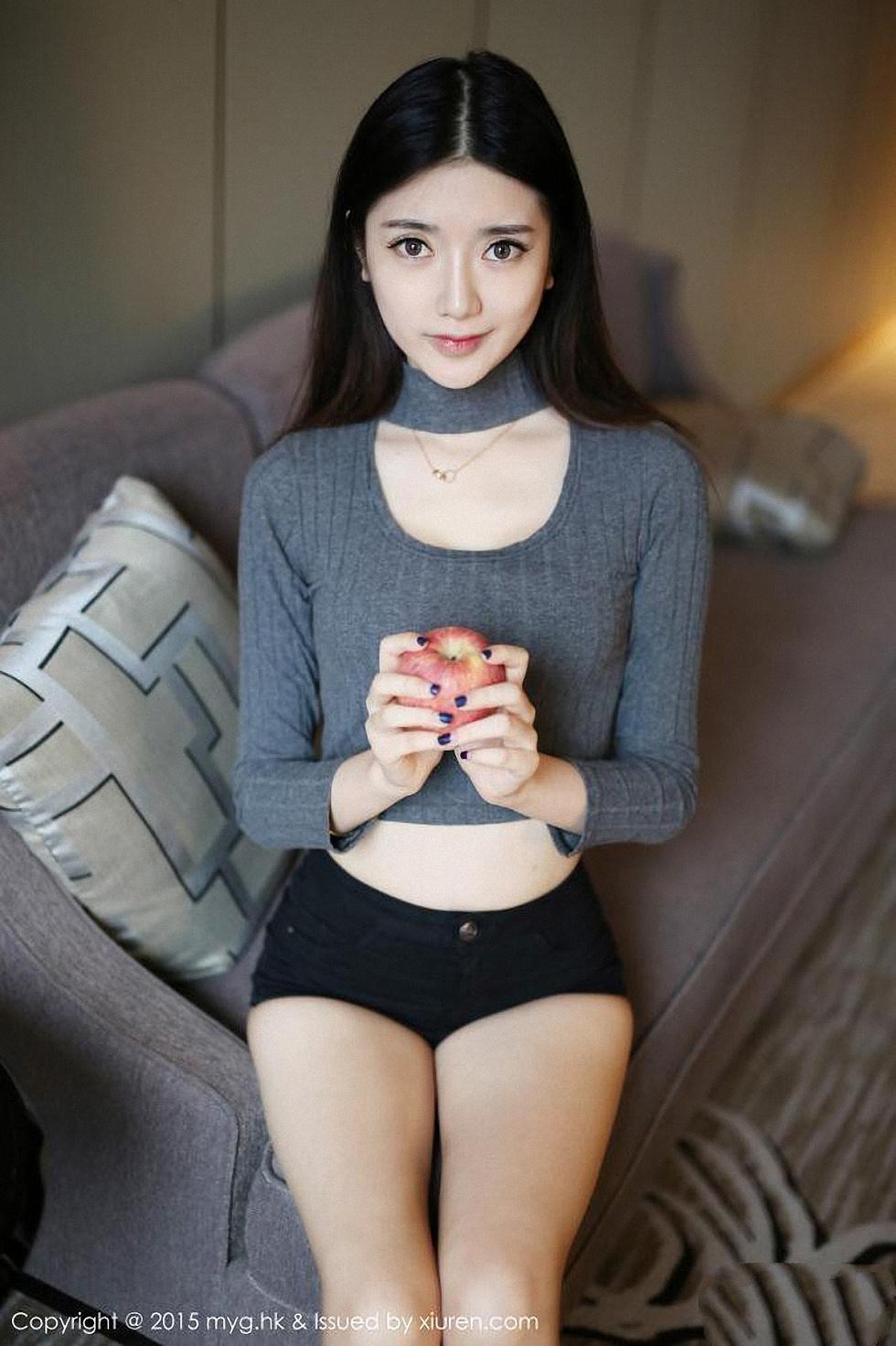 于小小姐Momo黑色牛仔短裤白嫩美腿清爽迷人写真45P 6