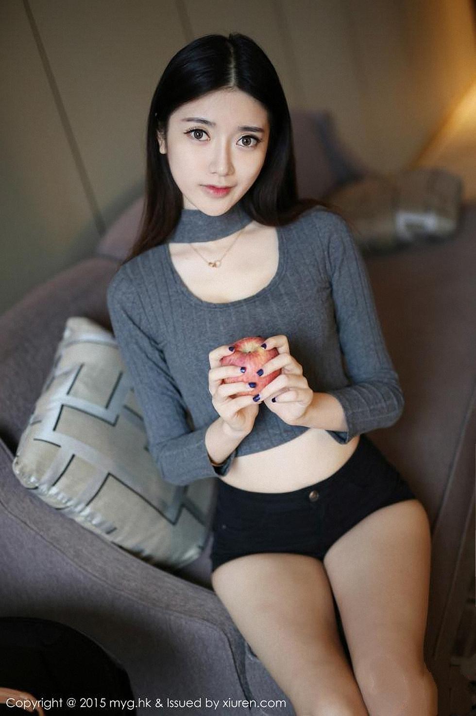 于小小姐Momo黑色牛仔短裤白嫩美腿清爽迷人写真45P 7