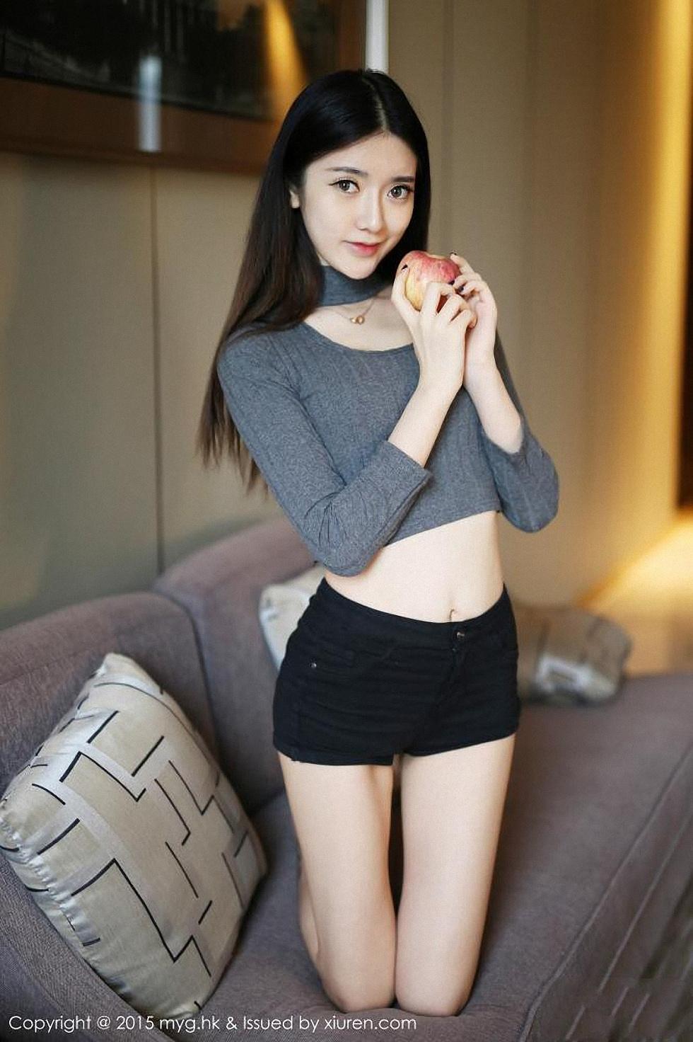 于小小姐Momo黑色牛仔短裤白嫩美腿清爽迷人写真45P 8