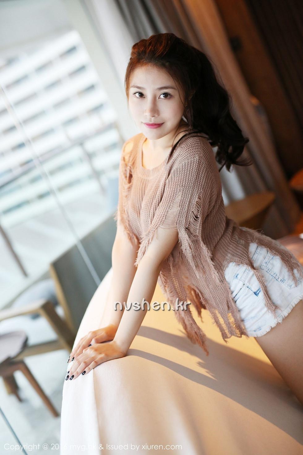 许诺Sabrina居家私房护士装白色丝袜性感美腿写真64P 8